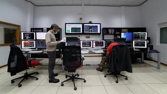 la Sala di Controllo del GranTeCan, l'Astronomo (Gianluca, a  sinistra) controlla lo stato di avanzamento delle osservazioni, mentre  l'Ingegnere Operatore del telescopio (Miguel, a destra) controlla lo  stato della meccanica.